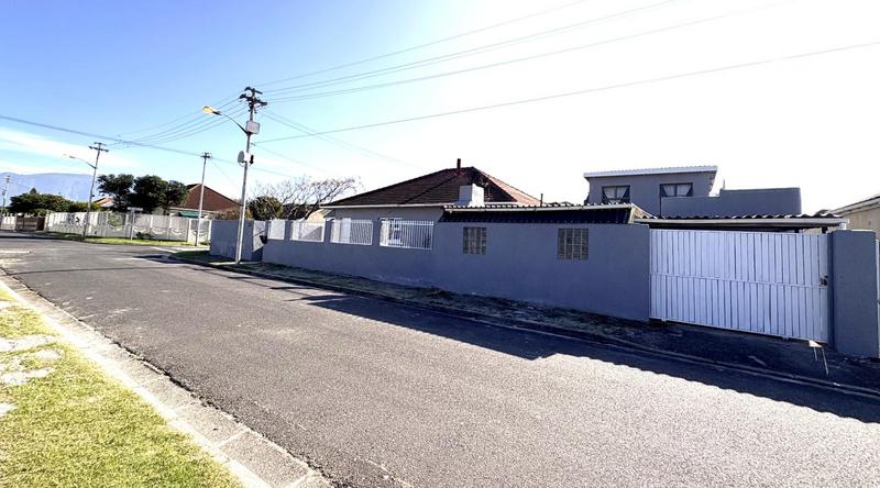 5 Bedroom Property for Sale in Southfield Western Cape
